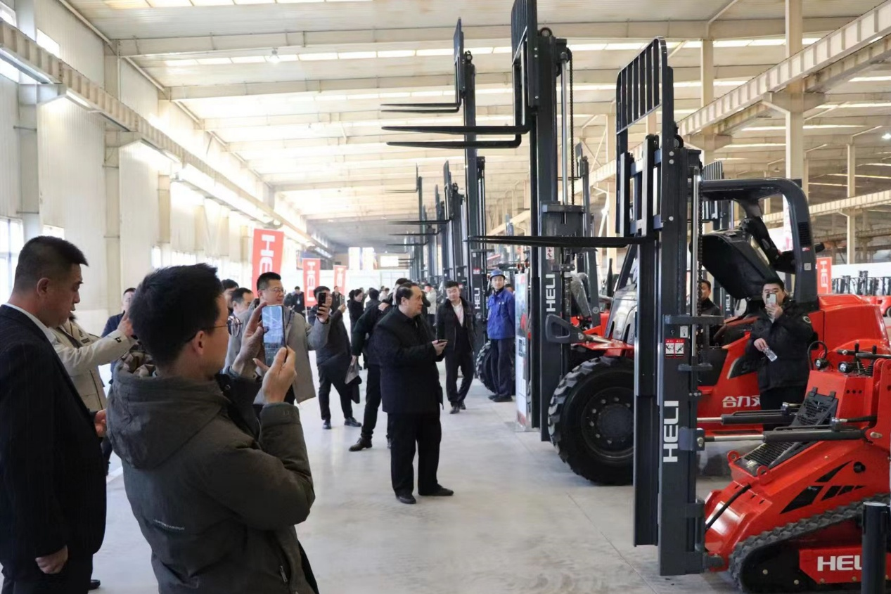 开办“尊龙集团官网亲一家 共创赢未来”主题营销暨产品推介会.png